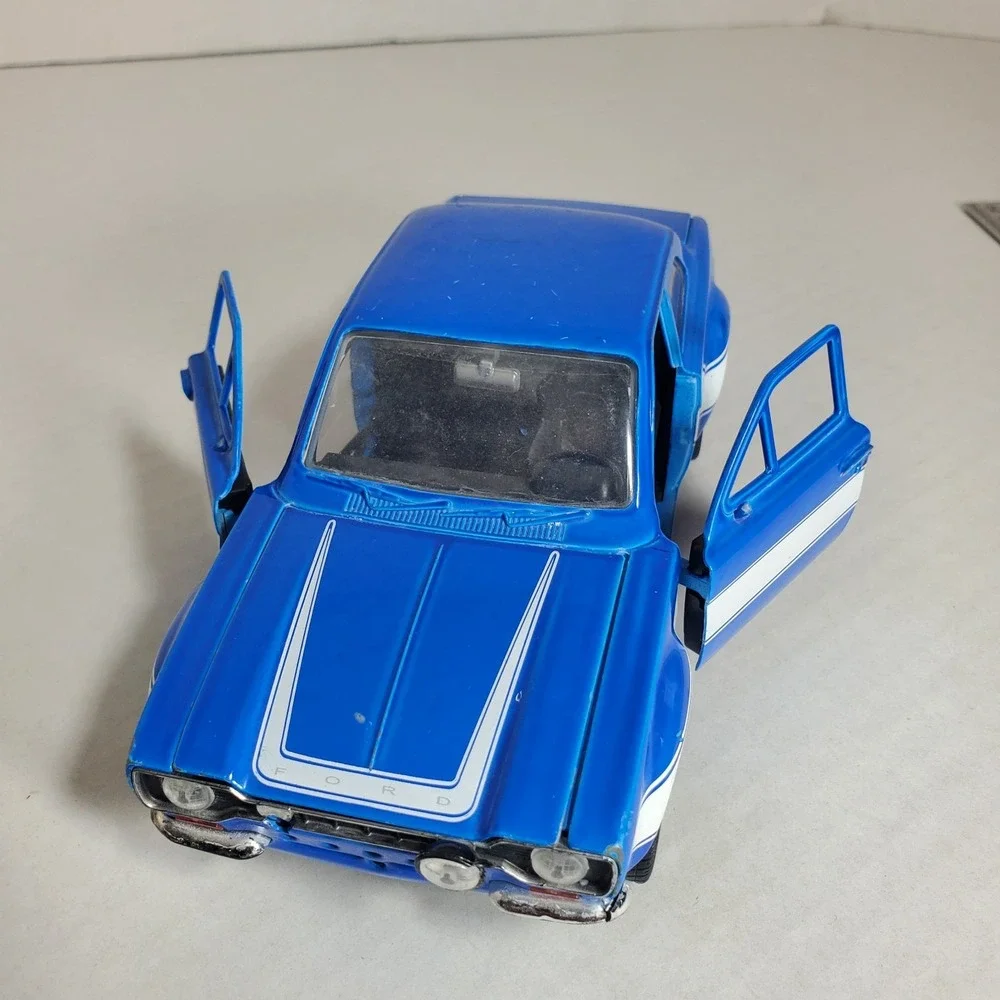 Jada Toys‎ 1:24 Scale 1974 Ford Escort Die-Cast Model Car Blue. Missing Parts